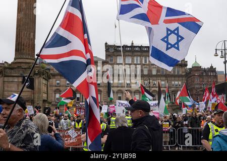 Eine ÔPro-UKÕ-Demonstration der Rechtsextremen traf am 7. September 2024 auf eine Gegendemonstration des Stand Up to Rassiism (SUTR) auf dem George Square in Glasgow, Schottland. Foto: Alamy Live News. Stockfoto