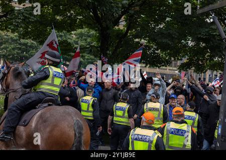 Eine ÔPro-UKÕ-Demonstration der extremen Rechten wird von der Polizei eingedämmt, als sie am 7. September 2024 versuchen, Gegendemonstratoren auf dem George Square in Glasgow, Schottland, zu erreichen. Foto: Alamy Live News. Stockfoto