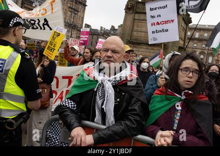 Stellen Sie sich der Gegendemonstration gegen Rassismus (SUTR) gegen eine ÔPro-UKÕ-Demonstration der Rechtsextremen am 7. September 2024 auf dem George Square in Glasgow, Schottland. Foto: Alamy Live News. Stockfoto