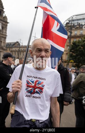 Eine ÔPro-UKÕ-Demonstration der Rechtsextremen traf am 7. September 2024 auf eine Gegendemonstration des Stand Up to Rassiism (SUTR) auf dem George Square in Glasgow, Schottland. Foto: Alamy Live News. Stockfoto