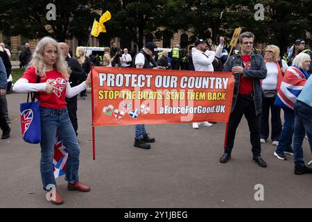 Eine ÔPro-UKÕ-Demonstration der Rechtsextremen traf am 7. September 2024 auf eine Gegendemonstration des Stand Up to Rassiism (SUTR) auf dem George Square in Glasgow, Schottland. Foto: Alamy Live News. Stockfoto