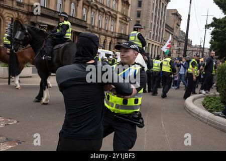 Eine ÔPro-UKÕ-Demonstration der extremen Rechten wird von der Polizei eingedämmt, als sie am 7. September 2024 versuchen, Gegendemonstratoren auf dem George Square in Glasgow, Schottland, zu erreichen. Foto: Alamy Live News. Stockfoto