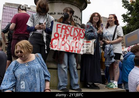 Stellen Sie sich der Gegendemonstration gegen Rassismus (SUTR) gegen eine ÔPro-UKÕ-Demonstration der Rechtsextremen am 7. September 2024 auf dem George Square in Glasgow, Schottland. Foto: Alamy Live News. Stockfoto