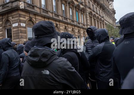 Mitglieder der Grünen Brigade (Celtic FC Ultra Fans) werden von der Polizei bei einer Gegendemonstration gegen eine ÔPro-UKÕ-Demonstration der Rechtsextremen am 7. September 2024 auf dem George Square in Glasgow (Schottland) fortgesetzt. Foto: Alamy Live News. Stockfoto