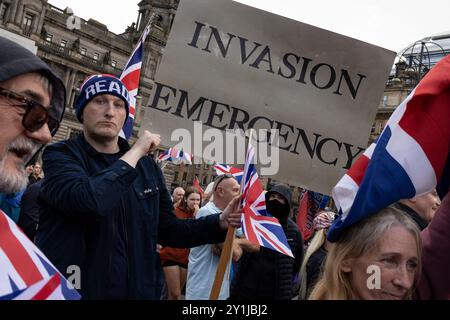 Eine ÔPro-UKÕ-Demonstration der Rechtsextremen traf am 7. September 2024 auf eine Gegendemonstration des Stand Up to Rassiism (SUTR) auf dem George Square in Glasgow, Schottland. Foto: Alamy Live News. Stockfoto