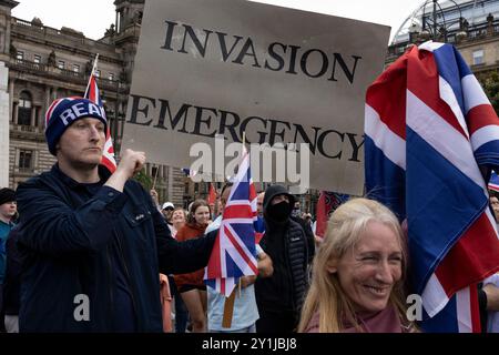 Eine ÔPro-UKÕ-Demonstration der Rechtsextremen traf am 7. September 2024 auf eine Gegendemonstration des Stand Up to Rassiism (SUTR) auf dem George Square in Glasgow, Schottland. Foto: Alamy Live News. Stockfoto