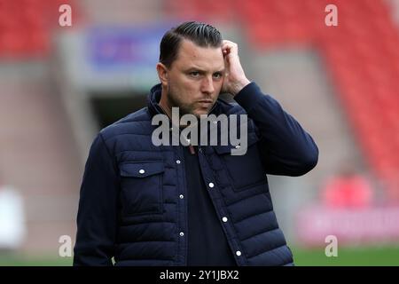 Mark Bonner, Trainer der Sky Bet League Two, sieht im Eco-Power-Stadion Doncaster aus GillinghamÕs. Bilddatum: Samstag, 7. September 2024. Stockfoto