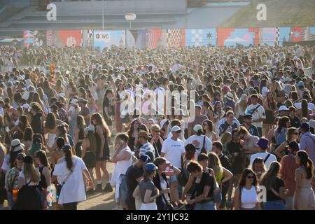 Berlin, Deutschland. September 2024. Tausende von Menschen feiern bei den Lollapalooza Festival Berlin zur Musik von Jeremias. Das US-Festival wurde 1991 von Perry Farrell, Leadsänger der Band Jane's Addiction, gegründet und feierte 2015 seine Europapremie am Tempelhofer Feld in Berlin. Seit 2018 findet sie auf dem Olympischen Gelände statt. Quelle: Jörg Carstensen/dpa/Alamy Live News Stockfoto