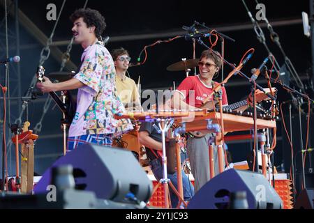 Berlin, Deutschland. September 2024. Die Band von wegen Lisbeth wird beim Lollapalooza Festival Berlin auf der Bühne sein. Das US-Festival wurde 1991 von Perry Farrell, Sänger der Band Jane's Addiction, gegründet und feierte 2015 seine Europapremie am Tempelhofer Feld in Berlin. Seit 2018 findet sie auf dem Olympischen Gelände statt. Quelle: Jörg Carstensen/dpa/Alamy Live News Stockfoto