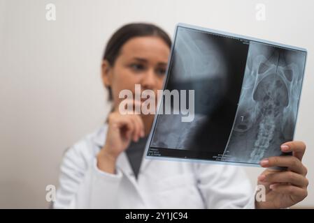 Arzt mit radiologischem Röntgenfilm, um die Krankheit des Patienten zu diagnostizieren und zu liefern Stockfoto
