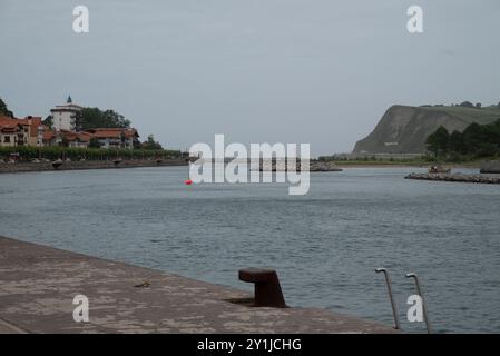 Flussmündung in der Stadt Zumaya in der Provinz Bizkaia im Nordosten Spaniens. An einem grauen Tag. Stockfoto