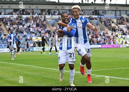 Owura Edwards (21 Colchester United) feiert sein Tor mit Lyle Taylor (33 Colchester United) 1-1 während des Spiels der Sky Bet League 2 zwischen Colchester United und Bromley im Weston Homes Community Stadium, Colchester am Samstag, den 7. September 2024. (Foto: Kevin Hodgson | MI News) Credit: MI News & Sport /Alamy Live News Stockfoto