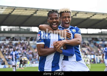 Owura Edwards (21 Colchester United) feiert sein Tor mit Lyle Taylor (33 Colchester United) 1-1 während des Spiels der Sky Bet League 2 zwischen Colchester United und Bromley im Weston Homes Community Stadium, Colchester am Samstag, den 7. September 2024. (Foto: Kevin Hodgson | MI News) Credit: MI News & Sport /Alamy Live News Stockfoto