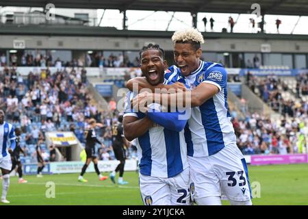 Owura Edwards (21 Colchester United) feiert sein Tor mit Lyle Taylor (33 Colchester United) 1-1 während des Spiels der Sky Bet League 2 zwischen Colchester United und Bromley im Weston Homes Community Stadium, Colchester am Samstag, den 7. September 2024. (Foto: Kevin Hodgson | MI News) Credit: MI News & Sport /Alamy Live News Stockfoto