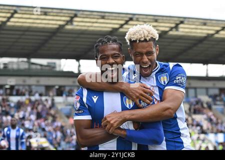 Owura Edwards (21 Colchester United) feiert sein Tor mit Lyle Taylor (33 Colchester United) 1-1 während des Spiels der Sky Bet League 2 zwischen Colchester United und Bromley im Weston Homes Community Stadium, Colchester am Samstag, den 7. September 2024. (Foto: Kevin Hodgson | MI News) Credit: MI News & Sport /Alamy Live News Stockfoto