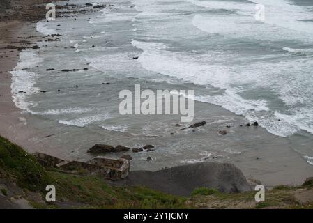 Meereswellen und Felsformationen im Flysch nahe Bilbao im baskenland (Spanien). Das Foto wurde kurz nach dem Regen aufgenommen, mit rauem Meer im Sieg Stockfoto