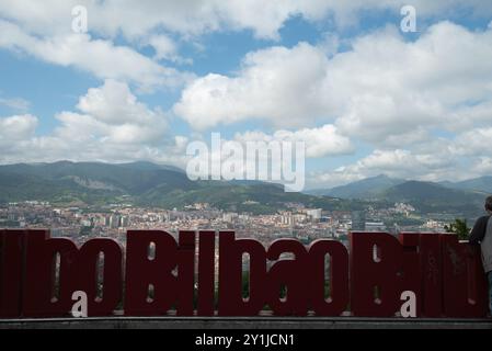 Die Stadt Bilbao in Spanien, ein Blick auf die Stadt von der Panoramaterrasse, die über die Artxanda-Seilbahn erreicht werden kann. Beachten Sie die riesigen Buchstaben mit Stockfoto