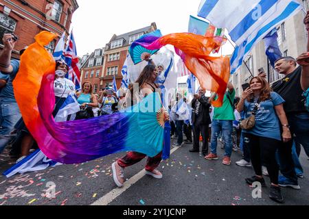 Israelische Botschaft, London, Großbritannien. September 2024. 11 Monate nach dem Angriff der Hamas auf das Nova Festival veranstalten Stop the Hate eine Nova Party, die die dauerhafte Botschaft von Freundschaft, Liebe und unendlicher Freiheit verkörpert. Mit Blick auf den Ruf der Nova-Gemeinde „We will Dance Again“ kamen Menschen zu Ehren von Hersh Goldberg-Polin, Eden Yerushalami, Ori Danino, Alex Lobanov und Almog Sarusi zusammen. die letzte Woche von der Hamas als Geisel genommen und brutal hingerichtet wurden, und an alle Opfer von Nova, die nicht mehr tanzen können. Quelle: Amanda Rose/Alamy Live News Stockfoto