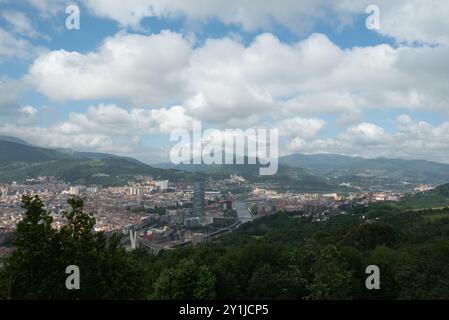 Die Stadt Bilbao in Spanien, ein Blick auf die Stadt von der Panoramaterrasse, die über die Artxanda-Seilbahn erreicht werden kann. Stockfoto