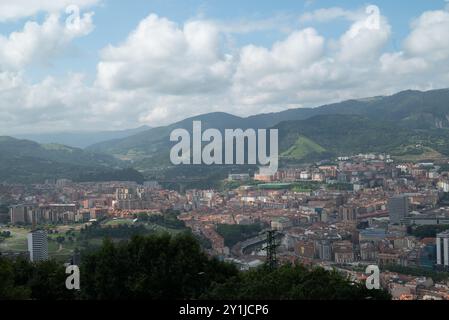 Die Stadt Bilbao in Spanien, ein Blick auf die Stadt von der Panoramaterrasse, die über die Artxanda-Seilbahn erreicht werden kann. Stockfoto