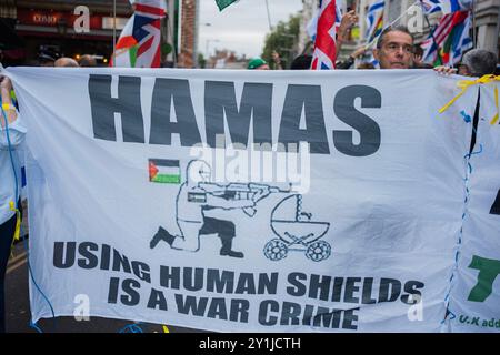 London, England. September 2024. In der israelischen Botschaft wurde eine Mahnwache von Stop the Hass für die sechs kürzlich von der Hamas hingerichteten Geiseln abgehalten. 11 Monate nach dem Massaker des Nova-Musikfestivals tanzten ein paar hundert Trauernde zum Gedenken. Eine Konfrontation mit dem Nationalmarsch für Palästina wurde verhindert, da die Polizei den marsch einen Block entfernt stoppte. Quelle: Lab Ky Mo / Alamy Live News Stockfoto