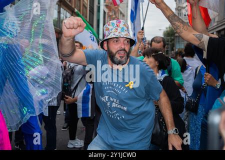 London, England. September 2024. In der israelischen Botschaft wurde eine Mahnwache von Stop the Hass für die sechs kürzlich von der Hamas hingerichteten Geiseln abgehalten. 11 Monate nach dem Massaker des Nova-Musikfestivals tanzten ein paar hundert Trauernde zum Gedenken. Eine Konfrontation mit dem Nationalmarsch für Palästina wurde verhindert, da die Polizei den marsch einen Block entfernt stoppte. Quelle: Lab Ky Mo / Alamy Live News Stockfoto