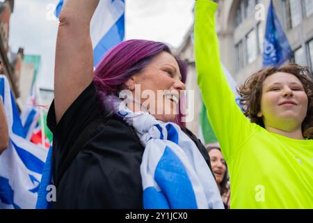 London, England. September 2024. In der israelischen Botschaft wurde eine Mahnwache von Stop the Hass für die sechs kürzlich von der Hamas hingerichteten Geiseln abgehalten. 11 Monate nach dem Massaker des Nova-Musikfestivals tanzten ein paar hundert Trauernde zum Gedenken. Eine Konfrontation mit dem Nationalmarsch für Palästina wurde verhindert, da die Polizei den marsch einen Block entfernt stoppte. Quelle: Lab Ky Mo / Alamy Live News Stockfoto