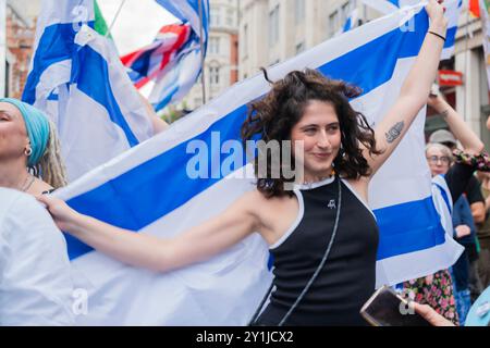 London, England. September 2024. In der israelischen Botschaft wurde eine Mahnwache von Stop the Hass für die sechs kürzlich von der Hamas hingerichteten Geiseln abgehalten. 11 Monate nach dem Massaker des Nova-Musikfestivals tanzten ein paar hundert Trauernde zum Gedenken. Eine Konfrontation mit dem Nationalmarsch für Palästina wurde verhindert, da die Polizei den marsch einen Block entfernt stoppte. Quelle: Lab Ky Mo / Alamy Live News Stockfoto