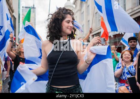 London, England. September 2024. In der israelischen Botschaft wurde eine Mahnwache von Stop the Hass für die sechs kürzlich von der Hamas hingerichteten Geiseln abgehalten. 11 Monate nach dem Massaker des Nova-Musikfestivals tanzten ein paar hundert Trauernde zum Gedenken. Eine Konfrontation mit dem Nationalmarsch für Palästina wurde verhindert, da die Polizei den marsch einen Block entfernt stoppte. Quelle: Lab Ky Mo / Alamy Live News Stockfoto