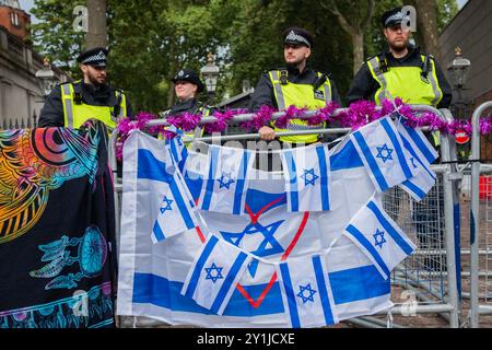 London, England. September 2024. In der israelischen Botschaft wurde eine Mahnwache von Stop the Hass für die sechs kürzlich von der Hamas hingerichteten Geiseln abgehalten. 11 Monate nach dem Massaker des Nova-Musikfestivals tanzten ein paar hundert Trauernde zum Gedenken. Eine Konfrontation mit dem Nationalmarsch für Palästina wurde verhindert, da die Polizei den marsch einen Block entfernt stoppte. Quelle: Lab Ky Mo / Alamy Live News Stockfoto