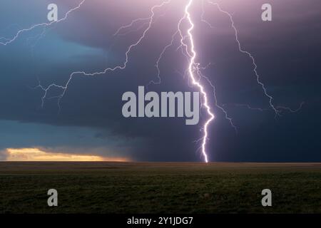 Starker Blitzschlag von einem Gewitter in Colorado. Extremes Wetter in Amerika Stockfoto