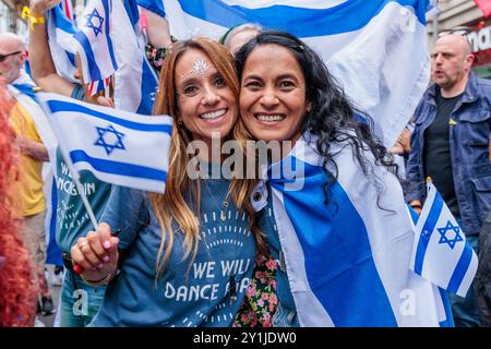 Israelische Botschaft, London, Großbritannien. September 2024. 11 Monate nach dem Angriff der Hamas auf das Nova Festival veranstalten Stop the Hate eine Nova Party, die die dauerhafte Botschaft von Freundschaft, Liebe und unendlicher Freiheit verkörpert. Mit Blick auf den Ruf der Nova-Gemeinde „We will Dance Again“ kamen Menschen zu Ehren von Hersh Goldberg-Polin, Eden Yerushalami, Ori Danino, Alex Lobanov und Almog Sarusi zusammen. die letzte Woche von der Hamas als Geisel genommen und brutal hingerichtet wurden, und an alle Opfer von Nova, die nicht mehr tanzen können. Quelle: Amanda Rose/Alamy Live News Stockfoto