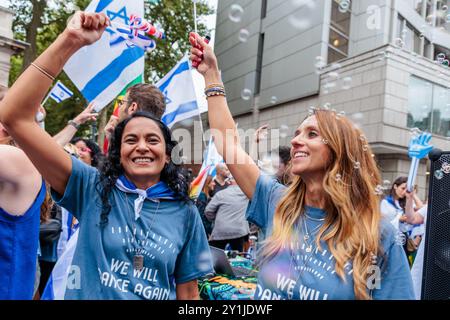 Israelische Botschaft, London, Großbritannien. September 2024. 11 Monate nach dem Angriff der Hamas auf das Nova Festival veranstalten Stop the Hate eine Nova Party, die die dauerhafte Botschaft von Freundschaft, Liebe und unendlicher Freiheit verkörpert. Mit Blick auf den Ruf der Nova-Gemeinde „We will Dance Again“ kamen Menschen zu Ehren von Hersh Goldberg-Polin, Eden Yerushalami, Ori Danino, Alex Lobanov und Almog Sarusi zusammen. die letzte Woche von der Hamas als Geisel genommen und brutal hingerichtet wurden, und an alle Opfer von Nova, die nicht mehr tanzen können. Quelle: Amanda Rose/Alamy Live News Stockfoto