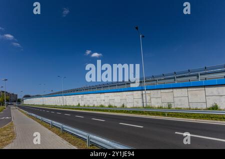 Neues Viadukt in Częstochowa, Kreuzung von Aleja Wojska Polskiego und Aleja Pokoju, Europastraße 75, heißer Sommer in der Stadt Stockfoto