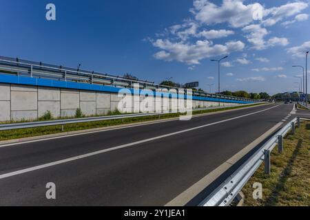 Neues Viadukt in Częstochowa, Kreuzung von Aleja Wojska Polskiego und Aleja Pokoju, Europastraße 75, heißer Sommer in der Stadt Stockfoto