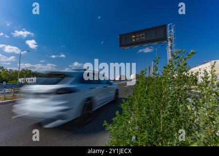 Neues Viadukt in Częstochowa, Kreuzung von Aleja Wojska Polskiego und Aleja Pokoju, Europastraße 75, heißer Sommer in der Stadt Stockfoto