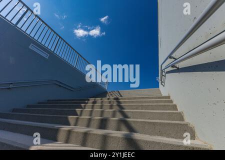 Neues Viadukt in Częstochowa, Kreuzung von Aleja Wojska Polskiego und Aleja Pokoju, Europastraße 75, heißer Sommer in der Stadt Stockfoto