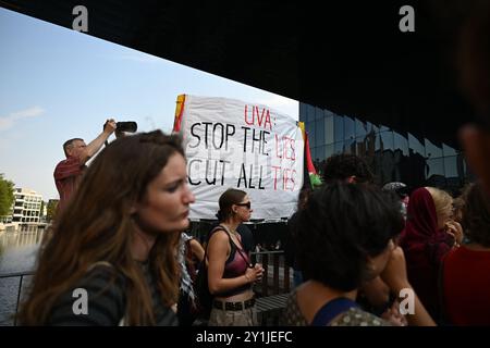 Amsterdam, Niederlande. September 2024. Pro-palästinensische Studenten und Akademiker versammelten sich am 6. September 2024 auf dem Campus Roeterseiland (UVA) der Universität Amsterdam, um gegen die Schulverwaltung zu protestieren, weil sie die Beziehungen zu israelischen Institutionen nicht abbrachen. (Foto: Mouneb Taim/INA Photo Agency/SIPA USA) Credit: SIPA USA/Alamy Live News Stockfoto