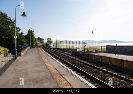 Wunderschöner Bahnhof in Grange-over-Sands am Rande der Morecambe Bay in Cumbria, England. Stockfoto