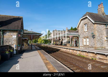 Wunderschöner Bahnhof in Grange-over-Sands am Rande der Morecambe Bay in Cumbria, England. Stockfoto