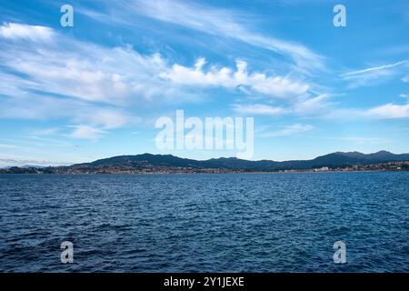 Das wunderschöne Playa America und das charmante Dorf Panxon in Nigran, Galicien, Spanien. Das Bild fängt das Wesen des Küstenlebens mit sma ein Stockfoto