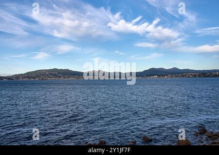 Das wunderschöne Playa America und das charmante Dorf Panxon in Nigran, Galicien, Spanien. Das Bild fängt das Wesen des Küstenlebens mit sma ein Stockfoto