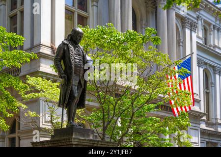 Blick auf die Statue von Benjamin Franklin, vor dem Old City Hall in Boston, in der Innenstadt von Boston Stockfoto