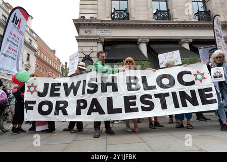 London, Großbritannien. 7. September 2024. Der Jüdische Block schließt sich Zehntausenden palästinensischer Unterstützer an, die vom Piccadilly Circus bis in die Nähe der israelischen Botschaft einen Nationalmarsch für Palästina veranstalten, der zu einem Waffenstillstand und einem Ende der Unterstützung Großbritanniens und der USA für die Belagerung, Bombardierung und Invasion des Gazastreifens durch Israel nach einem Angriff von Hamas-Milizen aufruft. Organisiert von einer Koalition von Gruppen wie der Palästinensischen Solidaritätskampagne, der Stop the war Coalition, Freunden von Al Aqsa und CND, forderte der Protest die neue Labour-Regierung auf, alle britischen Waffenverkäufe an Israel zu blockieren. Quelle: Ron Fassbender/Alamy Live News Stockfoto