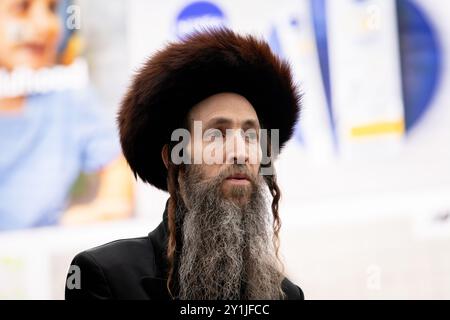 London, Großbritannien. 7. September 2024. Ein Haredi-Jude schließt sich Zehntausenden palästinensischen Anhängern im Piccadilly Circus an, zu Beginn eines Nationalmarsches für Palästina an die israelische Botschaft, in dem ein Waffenstillstand und ein Ende der Unterstützung Großbritanniens und der USA für die Belagerung, Bombardierung und Invasion Israels in Gaza nach einem Angriff von Hamas-Militanten gefordert werden. Organisiert von einer Koalition von Gruppen wie der Palästinensischen Solidaritätskampagne, der Stop the war Coalition, Freunden von Al Aqsa und CND, forderte der Protest die neue Labour-Regierung auf, alle britischen Waffenverkäufe an Israel zu blockieren. Quelle: Ron Fassbender/Alamy Live News Stockfoto