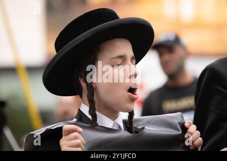 London, Großbritannien. 7. September 2024. Ein junger Haredi-Jude schließt sich Zehntausenden palästinensischer Unterstützer im Piccadilly Circus an, zu Beginn eines Nationalen Marsches für Palästina an die israelische Botschaft, in dem ein Waffenstillstand und ein Ende der Unterstützung Großbritanniens und der USA für die Belagerung, Bombardierung und Invasion Israels in Gaza nach einem Angriff von Hamas-Milizen gefordert werden. Organisiert von einer Koalition von Gruppen wie der Palästinensischen Solidaritätskampagne, der Stop the war Coalition, Freunden von Al Aqsa und CND, forderte der Protest die neue Labour-Regierung auf, alle britischen Waffenverkäufe an Israel zu blockieren. Quelle: Ron Fassbender/Alamy Live News Stockfoto