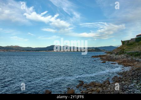 Das wunderschöne Playa America und das charmante Dorf Panxon in Nigran, Galicien, Spanien. Das Bild fängt das Wesen des Küstenlebens mit sma ein Stockfoto