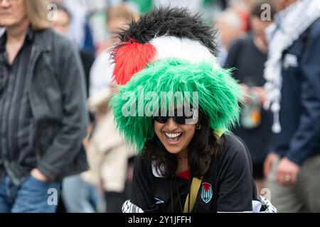 London, Großbritannien. 7. September 2024. Eine Frau trägt einen großen Pelzhut in den Farben der palästinensischen Flagge, während Zehntausende palästinensische Unterstützer einen Nationalmarsch für Palästina vom Piccadilly Circus bis in die Nähe der israelischen Botschaft veranstalten. Organisiert von einer Koalition von Gruppen wie der Palästinensischen Solidaritätskampagne, der Stop the war Coalition, Freunden von Al Aqsa und CND, forderte der Protest die neue Labour-Regierung auf, alle britischen Waffenverkäufe an Israel zu blockieren. Quelle: Ron Fassbender/Alamy Live News Stockfoto