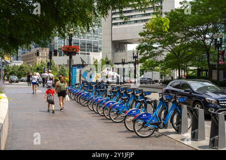 Seitenansicht auf eine Reihe von Blue Bikes, einem Dock-basierten Fahrradnetzwerk, mit Blue Cross Sponsorlogos auf dem Kotflügel an der Government Center Station in Bo Stockfoto