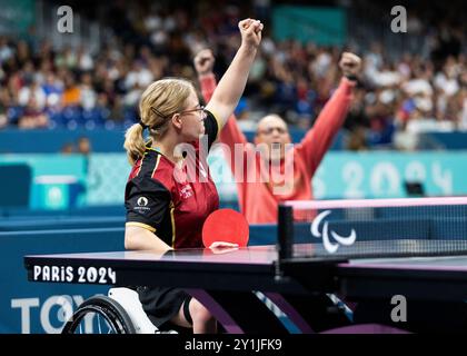 Paris, Frankreich. September 2024. PARIS, FRANKREICH - 7. SEPTEMBER: Sandra MIKOLASCHEK feiert den Gewinn der Goldmedaille gegen Borislava Peric-Rankovic aus serbien beim WS4-Spiel der Frauen während der Para-Tischtennis der Paralympischen Sommerspiele 2024 in der Pariser Arena am 7. September 2024 in Paris, Frankreich. (Quelle: Mika Volkmann/Alamy Live News Stockfoto